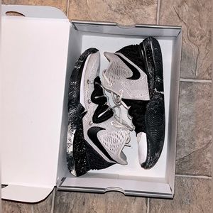 Nike 2019 Kyrie 5 'Oreo'
